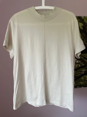 Filippa K tunn topp sandfärgad L - Filippa K tunn mjuk och skön topp, sandfärgad, storlek L i fint skick! Fin under kavaj eller finkofta. 