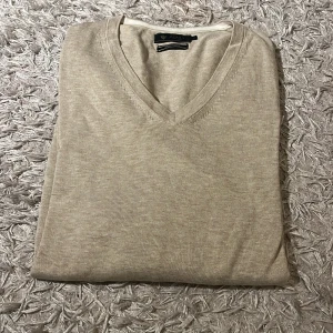Stikad tröja  - En jättefin stikad tröja från Railey