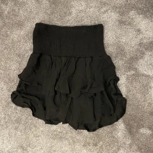 Söt svart kjol  - Svart kjol som är köpt från shein. Lite genomskinlig men annars super fin. Använt ca 2 ggr och tycker den inte passar min stil. Storlek S.