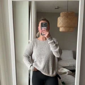 Stickad tröja med ryggdetalj  - Stickad tröja från Nelly med ”knut” på ryggen. 