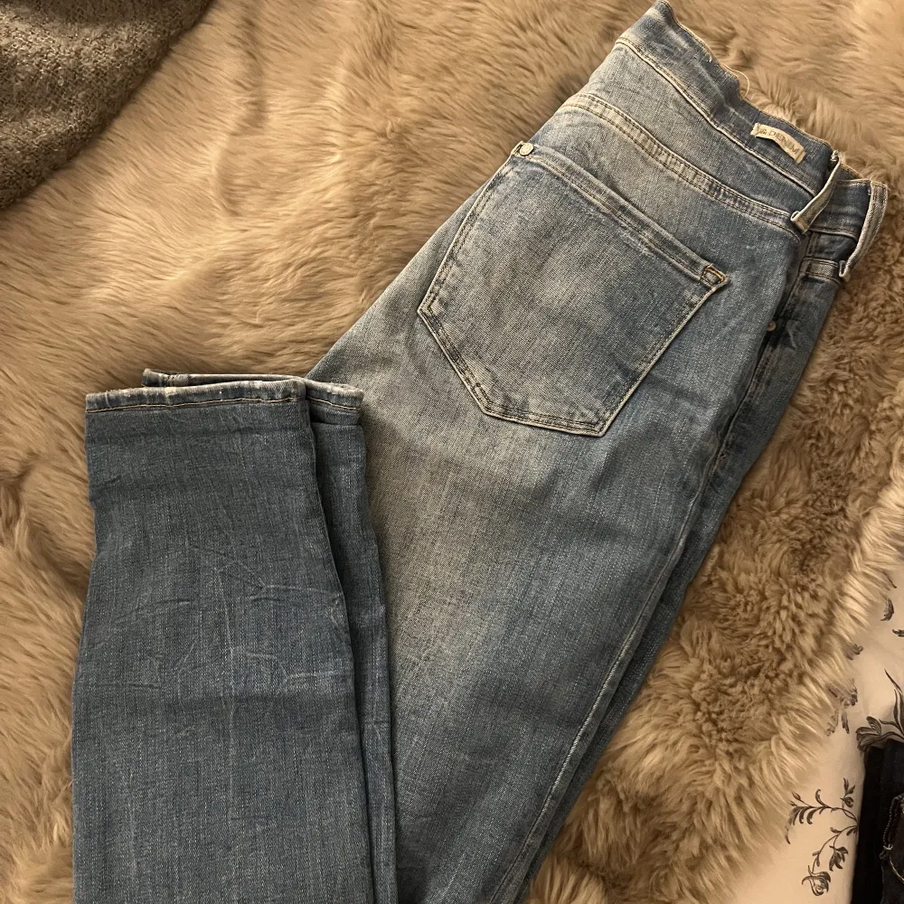 Ett par blåa håliga jeans köpt från h&m, i storlek 28/32(st 36). Extremt strechiga och sköna. Används fåtal gånger men fortfarande i gott skick.. Jeans & Byxor.