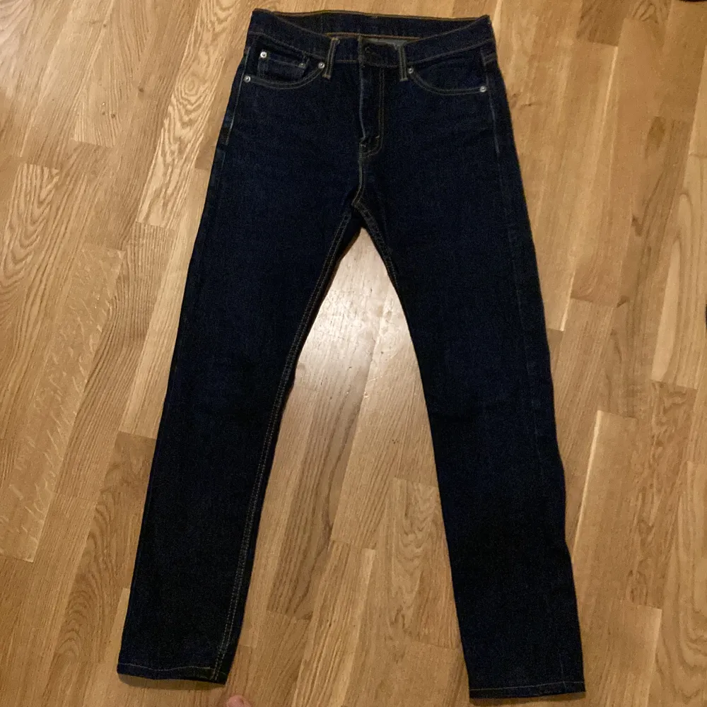 Levis jeans 510 modell köpta förra sommarn men har bytt stil och använder dom inte längre inga defekter. Jeans & Byxor.