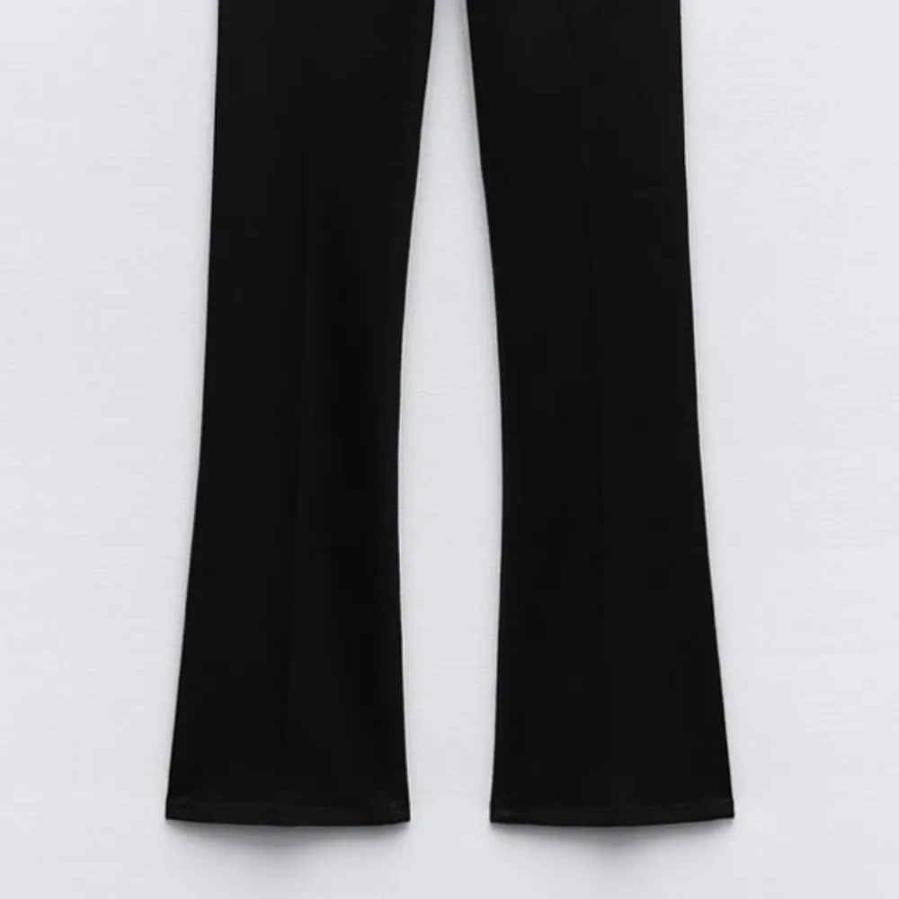 Svarta low waist bootcut jeans från zara i storlek 38! Sparsamt använda så i fint skick. Jeans & Byxor.