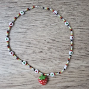 Jordgubbs halsband  - Min 13 åriga syrra gör egna hemma! Kontakta mig för speciella beställningar, armbanden är gjort på elastisk band. Hela vägen runt är 25cm