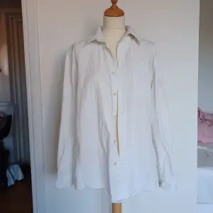 Basic vit skjorta i 100% bomull. Storlek S (herr). Perfekt skick, deadstock.