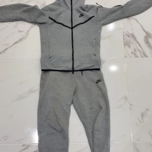 Nike tech fleece tracksuit  - En grå nike tech fleece Tracksuit. Storleken på koftan är Xs och storleken på byxan är S. Om man är intresserad att köpa byxan eller koftan individuellt går det också. Kvitto finns och priset kan diskuteras.