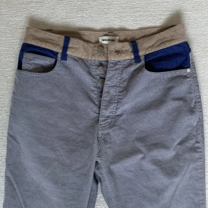 Zadig & Voltaire Jens  - Supercoola manchester jeans från Zadig & Voltaire. Älskar detaljerna på byxorna, men de är tyvärr för stora på mig. Modellen är lite kortare i längden! Hör av dig så om du har någon fråga eller om du vill köpa☺️