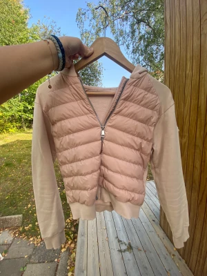 Moncler jacka cardigan - DEN FINNS KVAR! Säljer denna jättesnygga jacka från moncler då den är lite liten för mig. Köpt från smultronet orgnl pris 4000kr. OBS Skriv gärna för fler bilder❣️🍁Kan posta samma dag💕