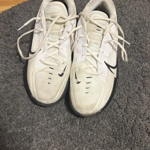 Nike Gt cut  - säljer för jag inte använder längre. Väldigt sköna och har väldigt bra grepp. Väldigt svåra att få tag på. 
