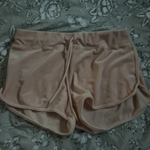 Rosa mjukisshorts - Shorts från H&M i stl S💗