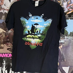 Studio ghibli t-shirt - Perfetk för dig som älskar studio ghibli! Har några år på nacken men annars otorligt fin! Dm vid frågor:)