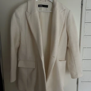 Ullkavaj Zara - Säljer den SNYGGASTE ullkavajen från Zara. Använd 3 gånger. Sälja pga att den ej kommer till användning. Passar perfekt till hösten!!! 600kr+frakt ❤️