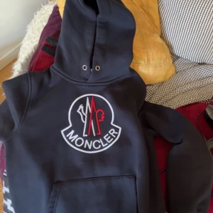 Moncler Hoddie - Säljer nu min Moncler hoddie då den är för liten. Är använd i typ ett år. Skick 8/10