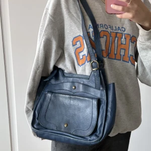 mörkblå skinnväska - Mörkblå vintage skinnväska från H&M, köpt second hand. Det märks att den har många år på nacken men den är fortfarande i fungerande skick. Den ser bra ut☺️ Perfekt skolväska! Hör av dig om du undrar något👋🏼✨🤍