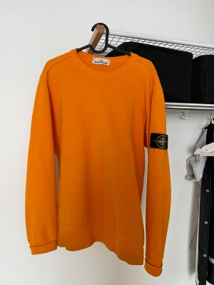 Stone Island Sweatshirt - Sweatshirt från Stone Island. Storlek: M Skick: 8/10 Sparsamt använd.