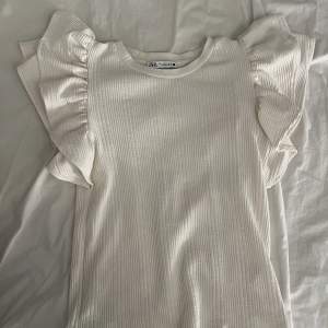Fin zara tröja i kräm vit färg med volanger. Använd 2-3 gånger och är i nyskick💕 storlek S😊