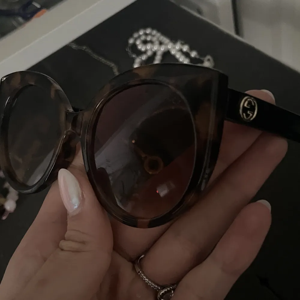 Gucci solglasögon som aldrig används. Fint skick🥰. Accessoarer.
