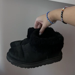 Ugg - Uggs i strl 41, passar ca 40 skulle jag säga. Använda men har mer och ge. 
