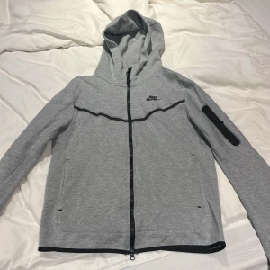 Nike tech - Säljer nu min Nike tech hoodie som är grå i stolek m för att den inte passar längre, jättefint skick hör av er vid frågor. Du står för frakten 