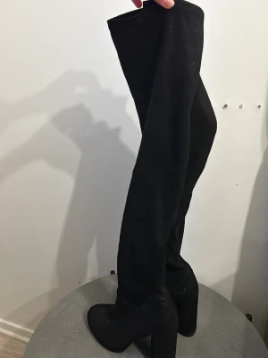 Höga boots med kort klack  - Bekväma boots i storlek 37 Knappt använda då jag är för kort och jag tycker de blir för höga på mina ben