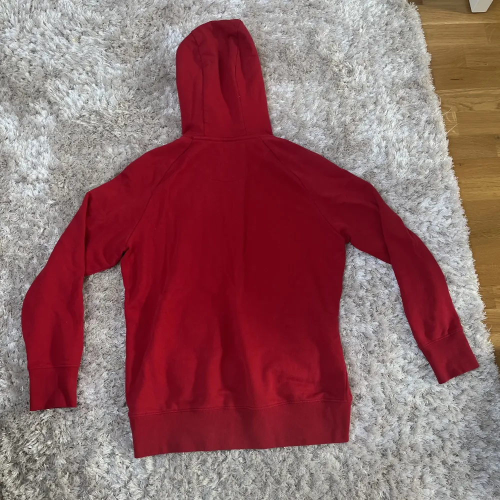 Hej! Säljer en jätte stilig röd🎈Björn Borg hoodie i storlek M för endast 300kr! Bra skick🎉Kontakta vid minsta fundering!😁. Hoodies.