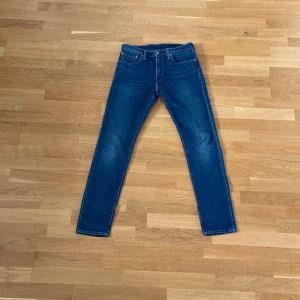 Levi’s 512 - ❗️Mycket fina Levi’s jeans som använts två gånger❗️Säljer då de inte passar mig. Rekommenderad längd 175-180  Nypris 1300kr Pris kan diskuteras.