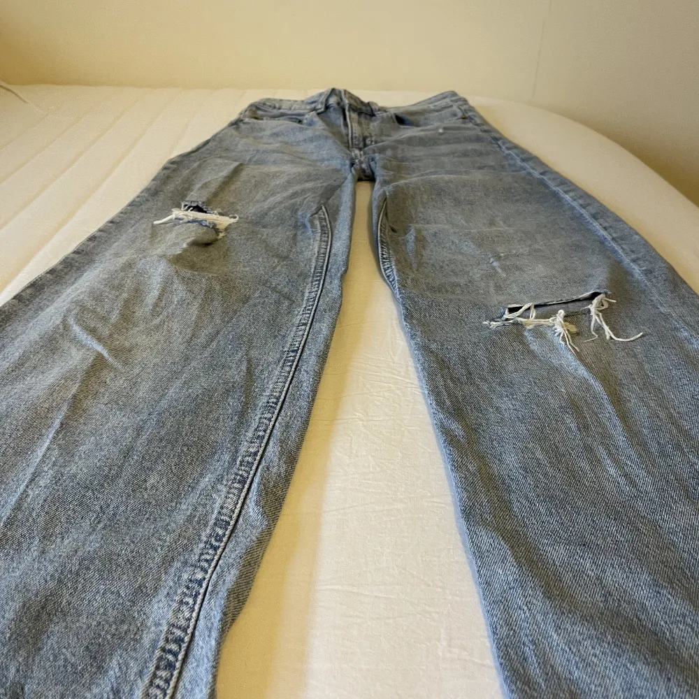 Midwaist baggy jeans från H&M i storlek 32. Säljer för att de har blivit för små. Jag köpte de som högmidjade och gjorde ett försök i att sy dem lågmidjade. Det gick inte helt som planerar och de blev istället midwaist. Små i storlek💗. Jeans & Byxor.