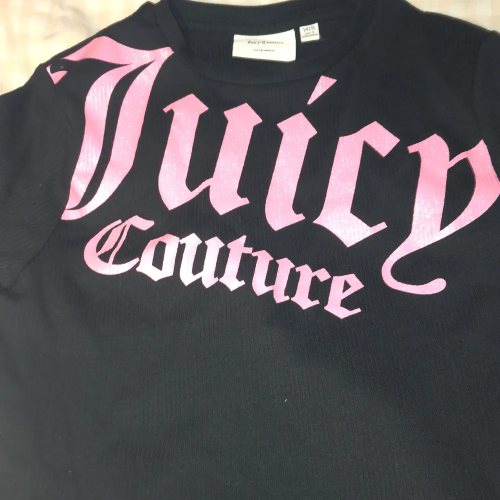 Juicy couture tröja med rosa glittrig text i storlek 14-15 år så typ storlek xs-s och kanske M, stretchigt material, kontakta för pris förslag och bättre bilder. T-shirts.