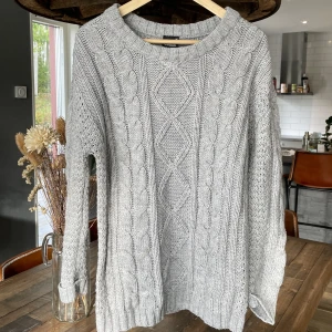 Stickad tröja  - Från Cubus. Finns en liten fläck, ser ut som den har blivit blekt.  Lite längre än en vanlig tröja 