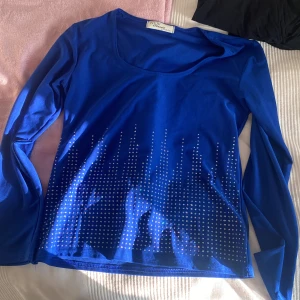 Tröja  - Fin blå tröja med glitter prickar använd 2 gånger säljer för 75kr 