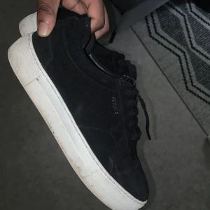 Arigato skor  - SÄNKT PRIS!! (KAN DISKUTERAS)  Säljer dessa Axel Arigato skor, sparsamt använda! Unisex, storlek 39 men passar även storlek 40. Dustbag medföljer. (Dem kommer även tvättas innan leverans)✌🏾💕 pris kan diskuteras ☺️fraktas mot kostnad eller möte i Lund/Malmö