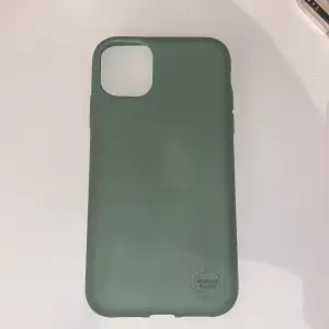 Säljer detta gröna mobilskal för iPhone 11 för endast 20kr plus frkat! Köpt på flyingtiger (tvättas innan leverans och använt några gånger) 