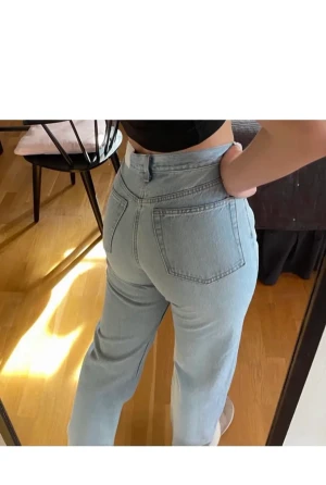 Lågmidjade jeans  - Ett par jätte snygga jeans. De är lågmidjade enligt mig, de går en bit under navel. (Se bild 3) sitter jätte fint vid rumpan och är stretchiga och sköna. Färgen passar till allt❤️😍🍂passar xs-M i beroende på hur man vill att dem ska sitta. 
