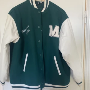 Jacka  - En varm college jacka som är använd ett fåtal gånger!🤩