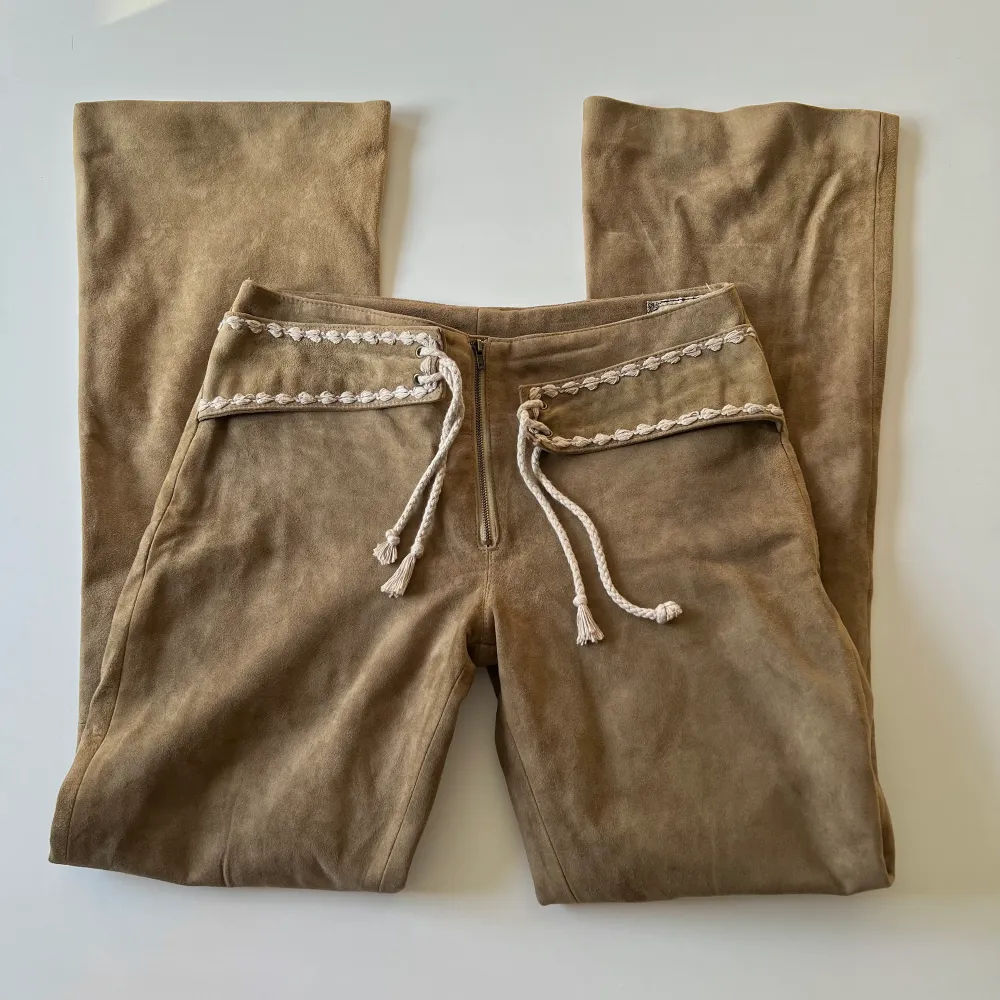 Äkta vintage lågmidjade bootcut  mocka / läderbyxor från Stockerpoint. Midjemått: 78 cm. Innerbenslängd: 80 cm. Hon på bilden är 167 cm 💕. Jeans & Byxor.