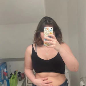 Svart crop top från EVEN&ODD, XS - Svart crop top från EVEN&ODD i storlek XS. Aldrig använd!