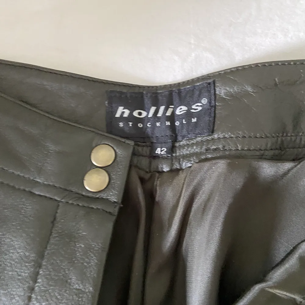 Superfina utsvängda mörkbruna skinnbyxor från Hollies Stockholm, aldrig använda. Pris är förhandlingsbart! . Jeans & Byxor.