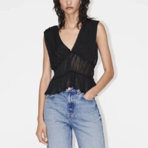 Plisserad festtopp strl M - Från Zara, oanvänd i storlek M