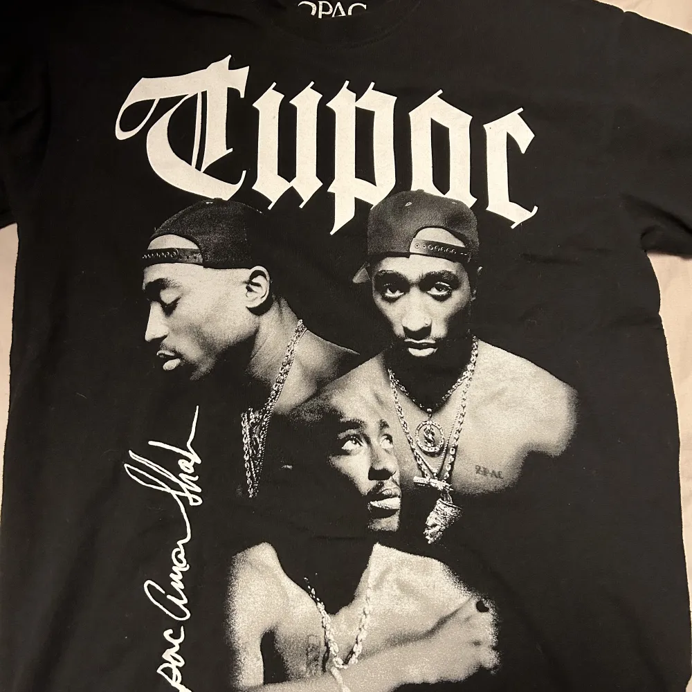 Tupac t-shirten är använd men fortfarande schysst 80kr storlek xs. Aaliyah tröjan är köpt i Spanien och är helt oanvänd storlek S 100 kr. Säljer båda för 150. T-shirts.