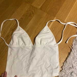 Topp edikted - Fin topp med knytning från edikted, helt oanvänd 🌸