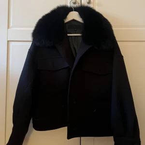 Meotine jacka  - Säljer min super super fina jacka ifrån meotine! Perfekt nu till höst och vinter🥰🙌🏼 Använd en del men ändå väldigt fint skick!! Hör av dig för fler bilder, och pris går att diskutera🥰🥰