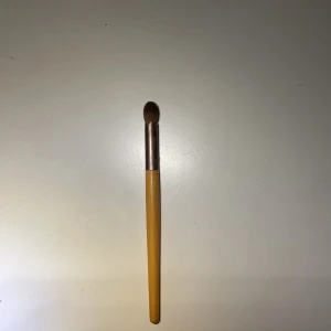 Concealer borste - Funkar till ögonskugga, concealer och high lighter🤍Renar mycket av mitt smink, smycken och kläder nu och kan ge paketpris vid köp av flera✨🤍