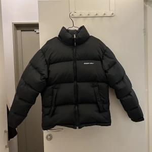 Axel Arigato jacka - Dunjacka från axel arigato som är i super skick! Storlek XS men ganska stor i storleken då den är från herr avdelning. 