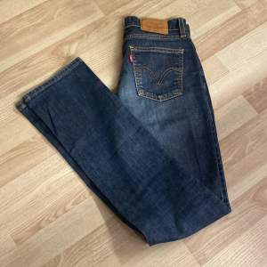 Sjukt snygga Levis jeans. längden är 38cm på bredden och på längden 110cm✅. Hör av er vid funderingar!!!