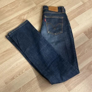 Levis jeans - Sjukt snygga Levis jeans. längden är 38cm på bredden och på längden 110cm✅. Hör av er vid funderingar!!!