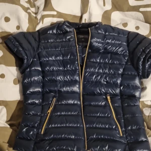 Väst - Köpte nu men hittade inget den passade med så säljer men tycker den e jätte snygg