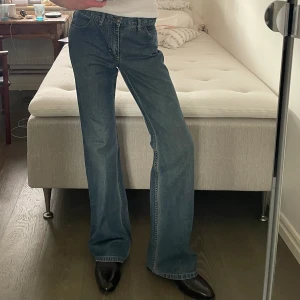 Jeans - Lågmidjade utsvängda jeans från comycom. Storlek w30l34. Yttre mått 112 cm, innerbensmått 90 cm, midjemått rakt över 38 cm. Mycket fint skick, lite slitna längst ner. 