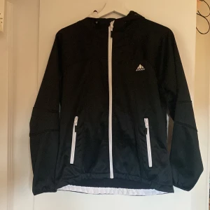 Softshelljacka - Med aquatex. Använd sparsamt. Fint skick! Stpr ingen storlek men uppskattar att det är strl 36 eller S. Köparen betalar frakt. Hör gärna av dig vid frågor.  