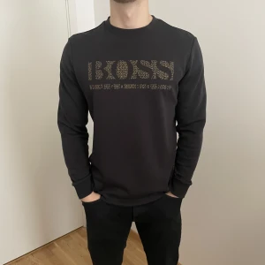Hugo Boss Sweatshirt - Storlek xl men väldigt liten i storleken ! Passar M 