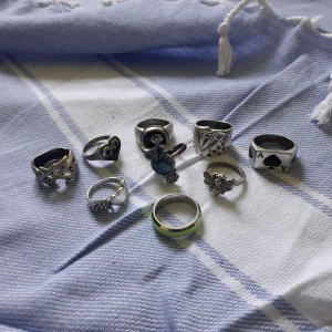Coola ringar - Säljer lite olika ringar. Köp alla för 35 kr eller 5 kr/st. Kontakta gärna!